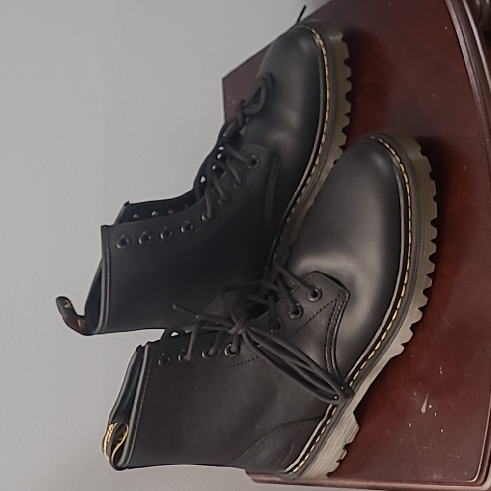 Dr. MARTINS Air Wair Mens size 10 NWOB